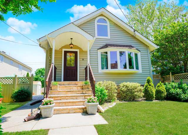 Property at 39 Summit Ave, Staten Island, NY 10306, 3 beds, 1 bath