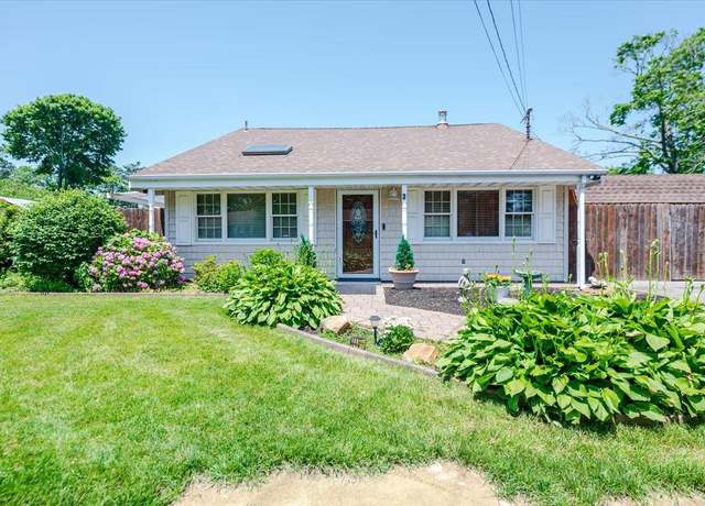 Property at 3 Hoover Ct, Mastic, NY 11950, 3 beds, 3 baths