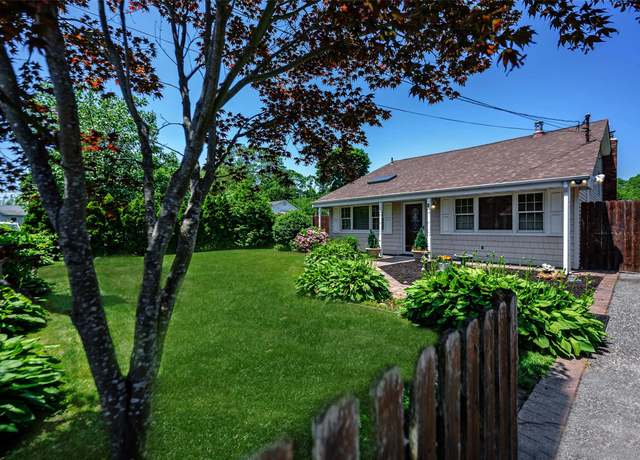 Property at 3 Hoover Ct, Mastic, NY 11950, 3 beds, 3 baths