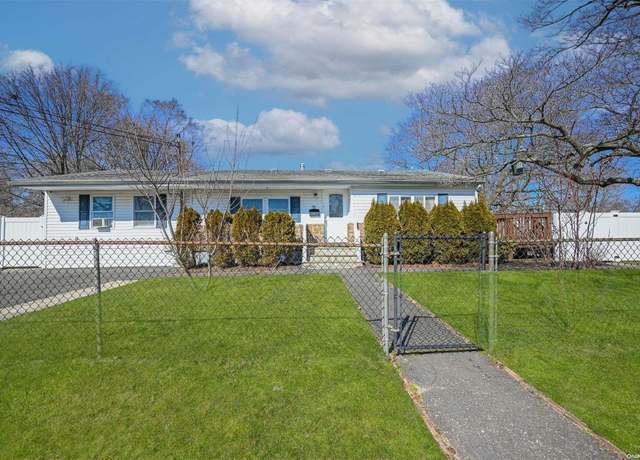 Property at 39 E Walnut St, Central Islip, NY 11722, 4 beds, 4 baths