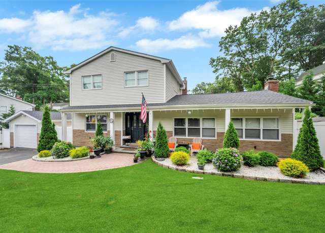 Property at 322 Wildwood Rd, Ronkonkoma, NY 11779, 5 beds, 2.5 baths
