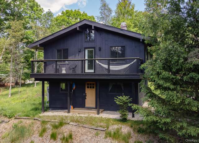 Property at 47 Cherokee Dr, Hillsdale, NY 12529, 3 beds, 1.5 baths
