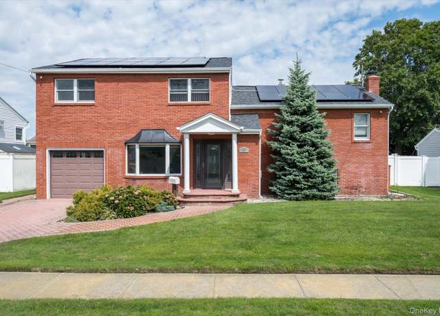 Property at 40 Bayview Pl, Massapequa, NY 11758, 4 beds, 3 baths