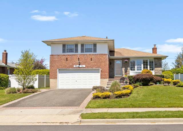 Property at 21 Felice Ln, Plainview, NY 11803, 3 beds, 2.5 baths
