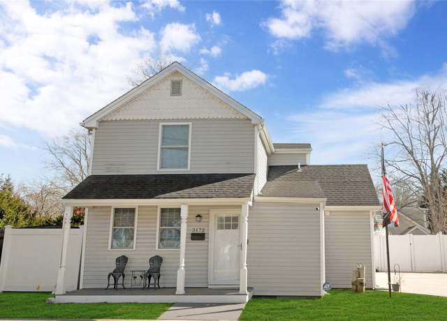 Property at 3172 Union Blvd, East Islip, NY 11730, 3 beds, 2 baths