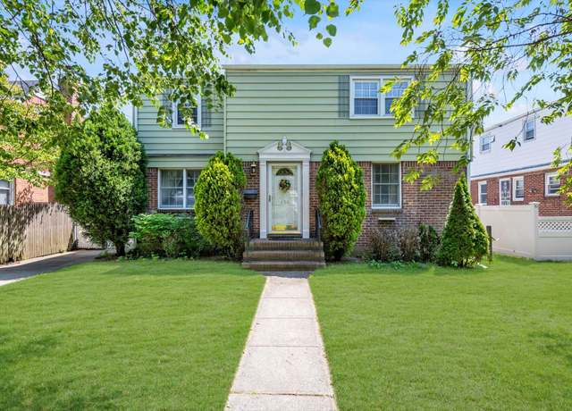 Property at 154 Strattford Rd, New Hyde Park, NY 11040, 5 beds, 2 baths