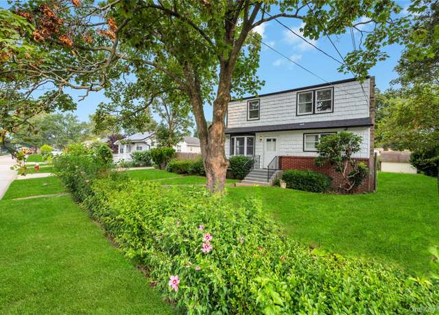 Property at 10 Saint Andrews Dr, Brentwood, NY 11717, 5 beds, 2 baths