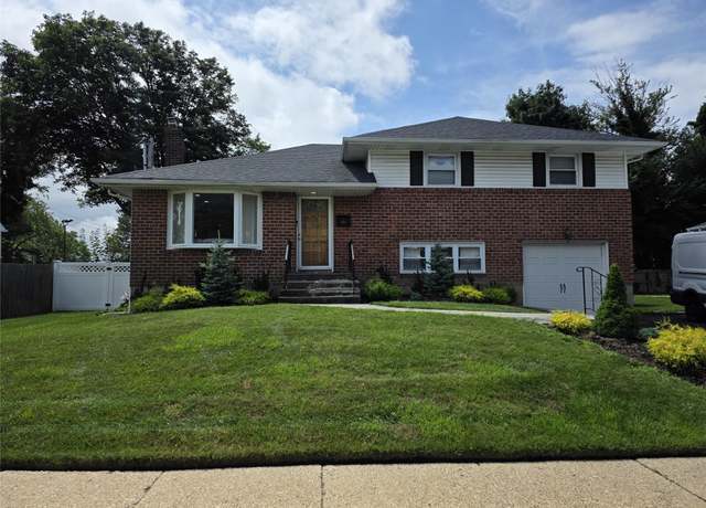 Property at 3 Lourae Dr, Massapequa Park, NY 11762, 3 beds, 2.5 baths