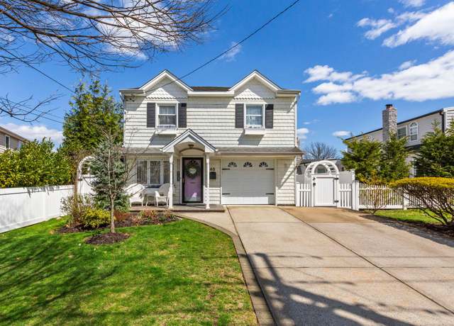 Property at 40 Beverly Pl, Massapequa, NY 11758, 3 beds, 2.5 baths
