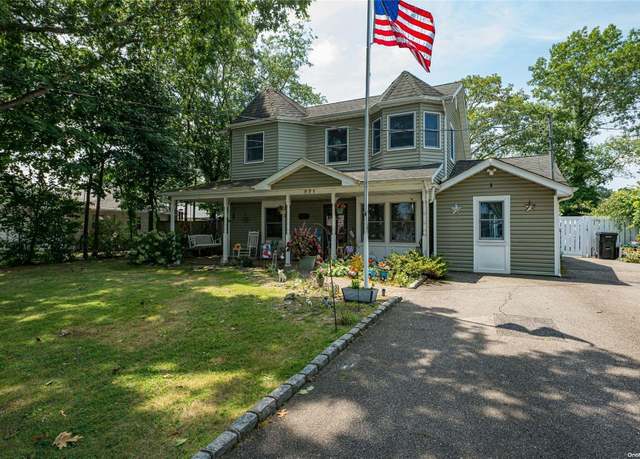 Property at 871 Ocean Ave, West Islip, NY 11795, 4 beds, 2 baths