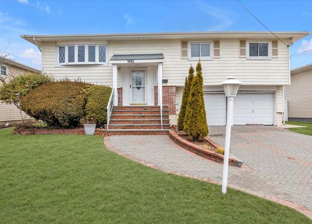 Property at 1032 Wood Park Dr, North Baldwin, NY 11510, 4 beds, 2 baths