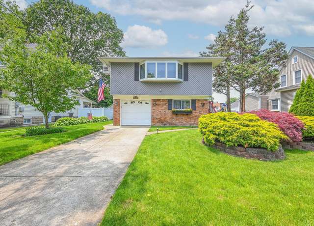 Property at 88 Elliott Pl, Freeport, NY 11520, 3 beds, 2 baths