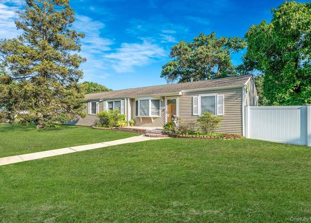 Property at 730 Spur Dr N, Bay Shore, NY 11706, 3 beds, 2 baths