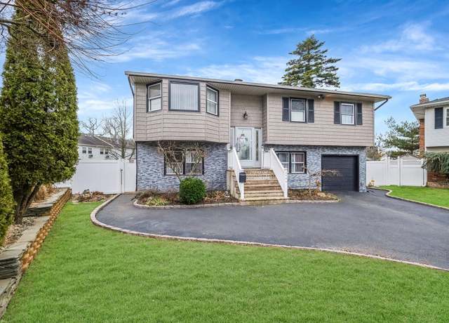 Property at 2586 Castle Ct, North Bellmore, NY 11710, 6 beds, 3 baths