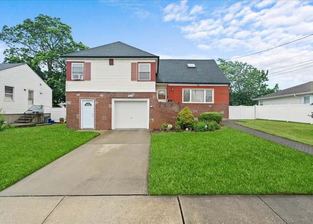 Property at 159 Branch Ave, Freeport, NY 11520, 4 beds, 1.5 baths