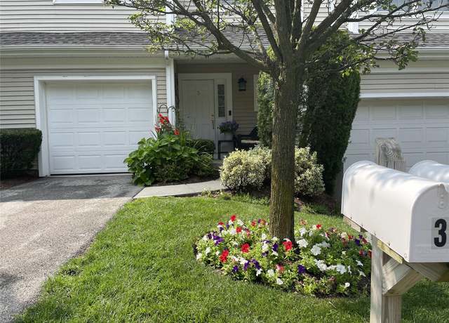 Property at 3 Underhill Dr, Pomona, NY 10970, 2 beds, 2.5 baths