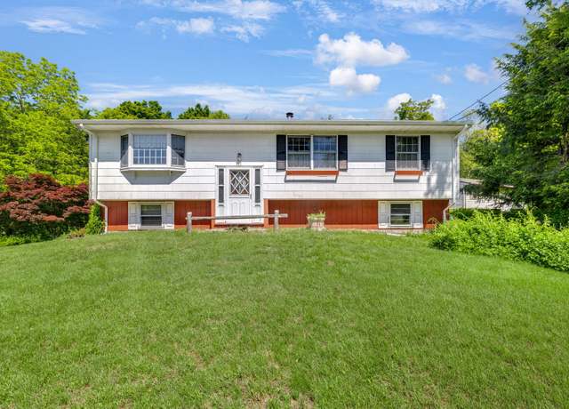 Property at 34 Leeside Dr, Carmel, NY 10512, 3 beds, 1.5 baths