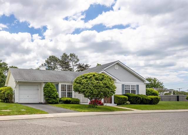 Property at 24 Pilar Ln, Oakdale, NY 11769, 2 beds, 2 baths
