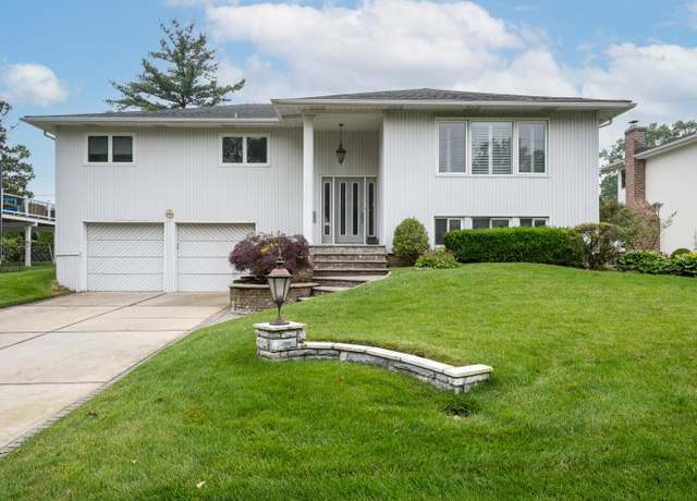 Property at 442 Old Courthouse Rd, Manhasset Hills, NY 11040, 6 beds, 3 baths
