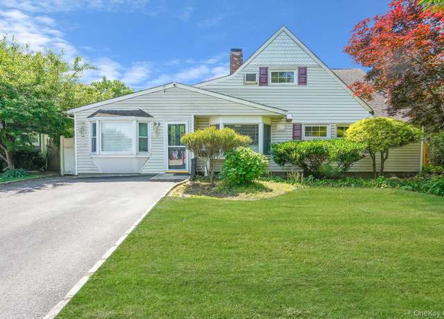 Property at 95 Lantern Rd, Hicksville, NY 11801, 6 beds, 3 baths