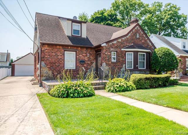 Property at 715 Iris St, Franklin Square, NY 11010, 4 beds, 2.5 baths