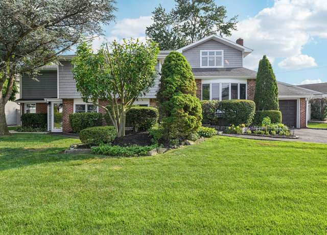 Property at 1318 Milanna Ln, Wantagh, NY 11793, 5 beds, 3.5 baths