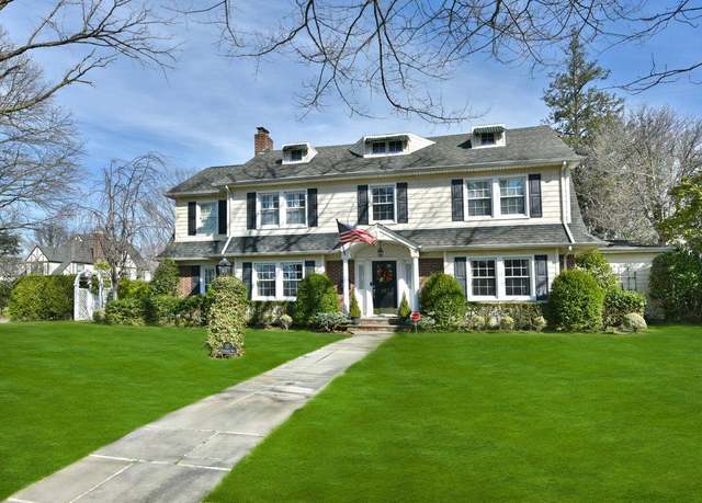 Property at 127 Newmarket Rd, Garden City, NY 11530, 6 beds, 3.5 baths