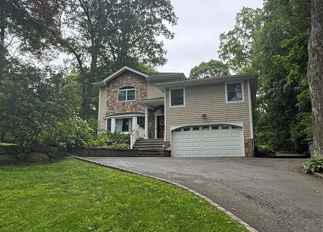 Property at 9 Endicott Dr, Huntington, NY 11743, 4 beds, 3.5 baths