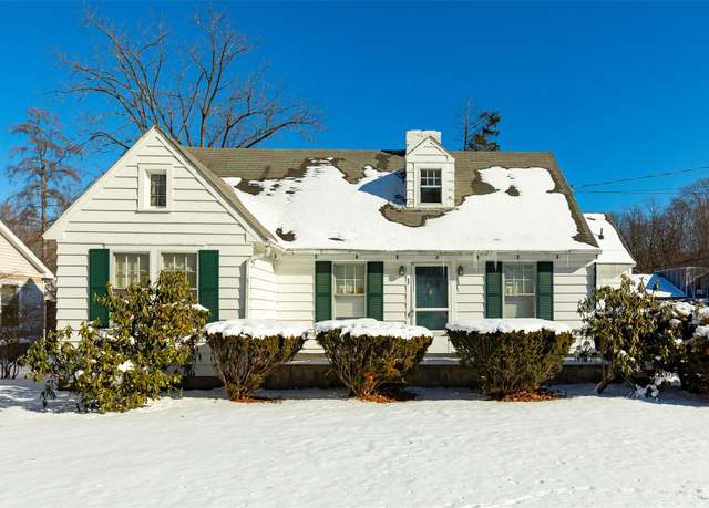 Property at 1 Linden Ln, Hyde Park, NY 12538, 3 beds, 1 bath