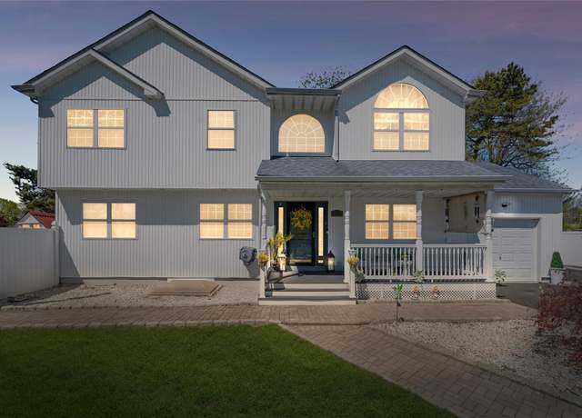 Property at 178 Prospect Pl, Bay Shore, NY 11706, 5 beds, 4 baths