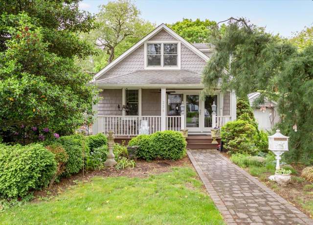 Property at 236 Crombie St, Huntington Station, NY 11746, 3 beds, 1 bath