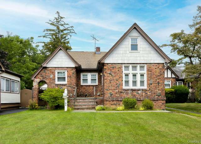 Property at 86 N Bayview Ave, Freeport, NY 11520, 2 beds, 1.5 baths