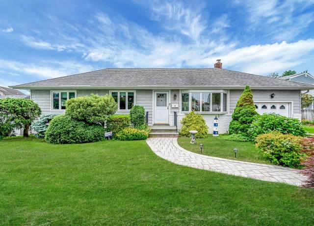 Property at 4 Firtree Ln, Huntington Station, NY 11746, 3 beds, 1.5 baths