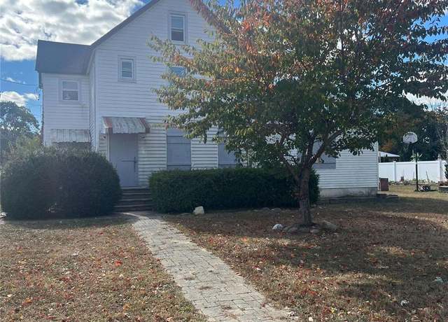 Property at 40 Swezey St, Patchogue, NY 11772, 4 beds, 2 baths