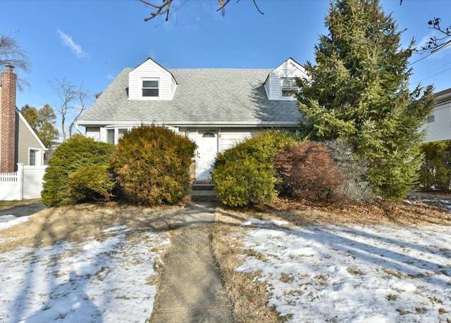 Property at 4 Kemp Ln, New Hyde Park, NY 11040, 4 beds, 2 baths