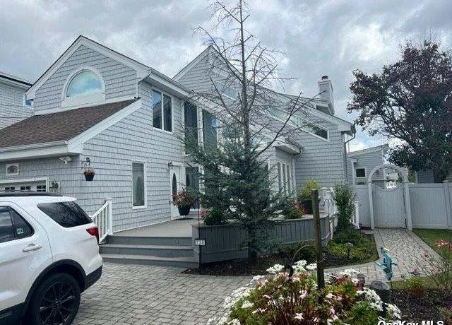 Property at 738 Shore Walk, Lindenhurst, NY 11757, 5 beds, 3.5 baths
