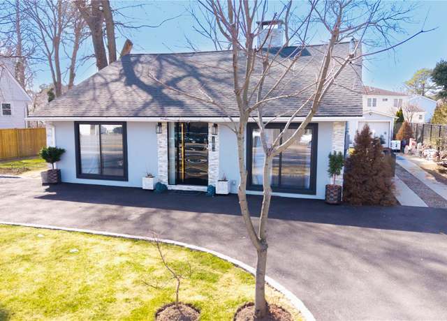 Property at 1760 Manatuck Blvd, Bay Shore, NY 11706, 3 beds, 1.5 baths