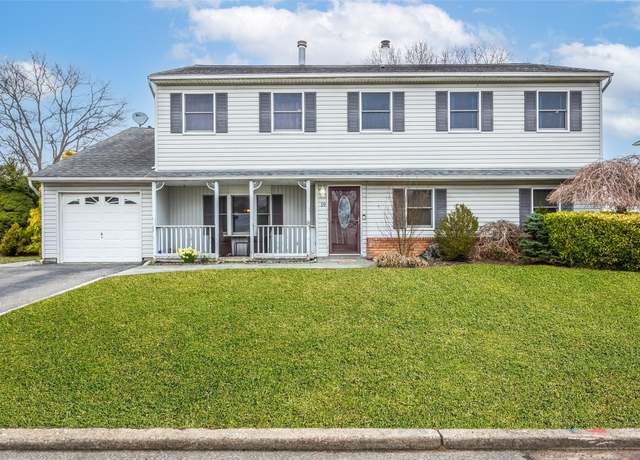 Property at 19 Sequoia Way, Holbrook, NY 11741, 5 beds, 3.5 baths