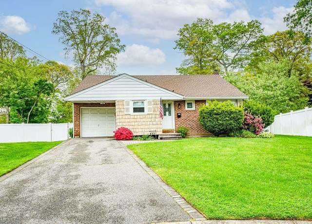Property at 137 Glen Rd, North Babylon, NY 11703, 3 beds, 1 bath