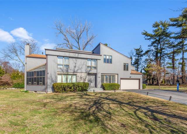 Property at 600 Oakridge Ln, Albertson, NY 11507, 5 beds, 3.5 baths