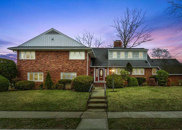 Property at 5 Paddock Ln, Rockville Centre, NY 11570, 5 beds, 4 baths
