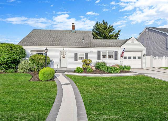Property at 39 Oaktree Ln, Levittown, NY 11756, 3 beds, 1 bath