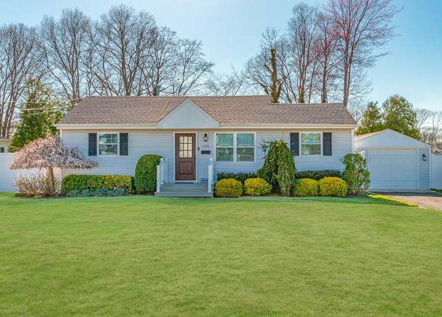 Property at 130 Meroke Ln, East Islip, NY 11730, 3 beds, 1 bath