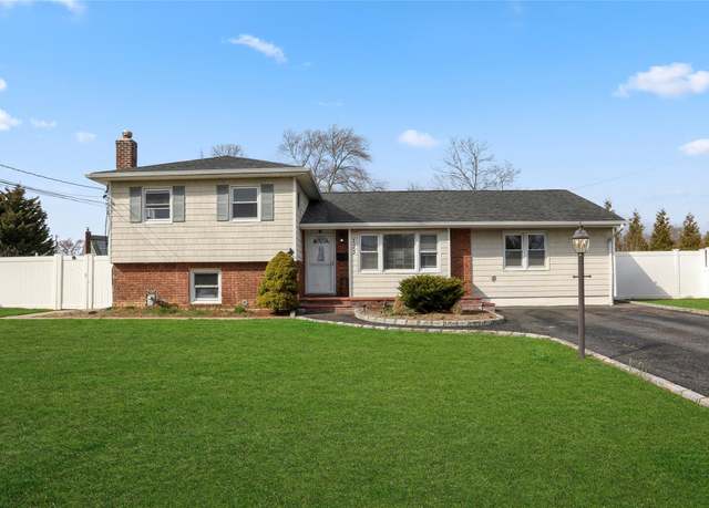 Property at 123 Ruth St, West Islip, NY 11795, 4 beds, 3 baths
