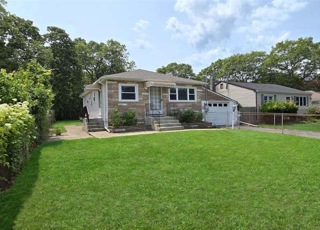 Property at 702 Johnson Ave, Ronkonkoma, NY 11779, 3 beds, 1 bath