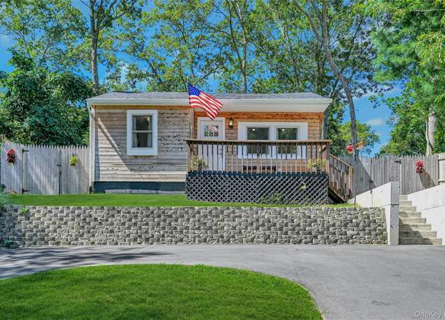 Property at 2 Setauket Trl, Ridge, NY 11961, 2 beds, 1 bath