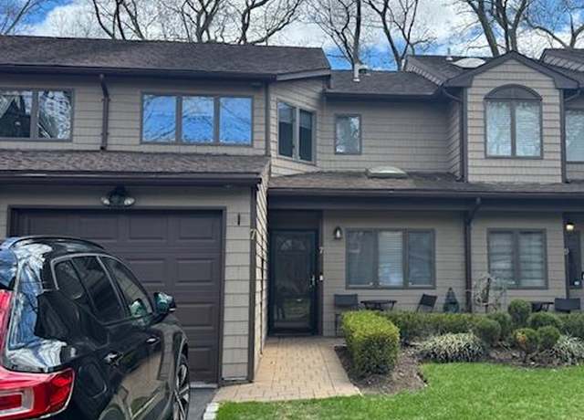 Property at 7 Jeremy Cir, Nesconset, NY 11767, 2 beds, 2.5 baths
