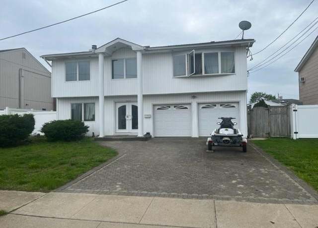 Property at 2625 Riverside Dr, Wantagh, NY 11793, 3 beds, 3 baths