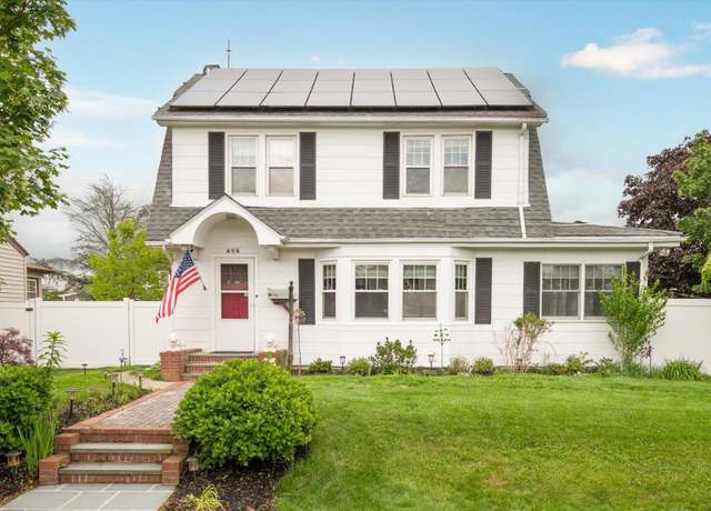 Property at 696 Madison Ave, Lindenhurst, NY 11757, 3 beds, 2.5 baths