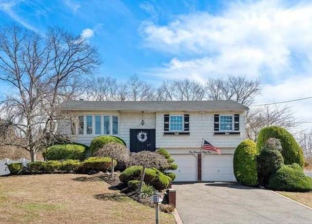 Property at 151 Woodbury Rd, Hauppauge, NY 11788, 4 beds, 3 baths